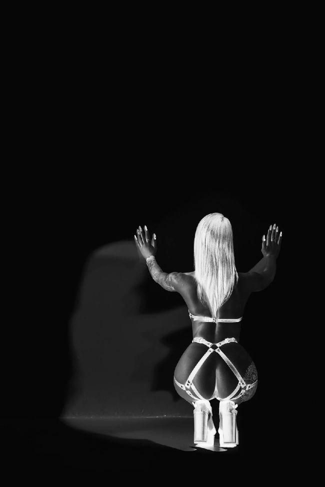 B&W Negative. Md Vlada Grigorieva. Ph Roman Goncharov., 