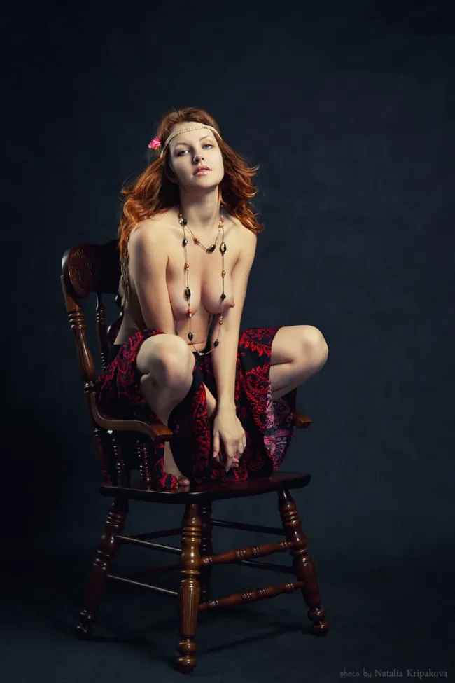 Девушка на стуле, 