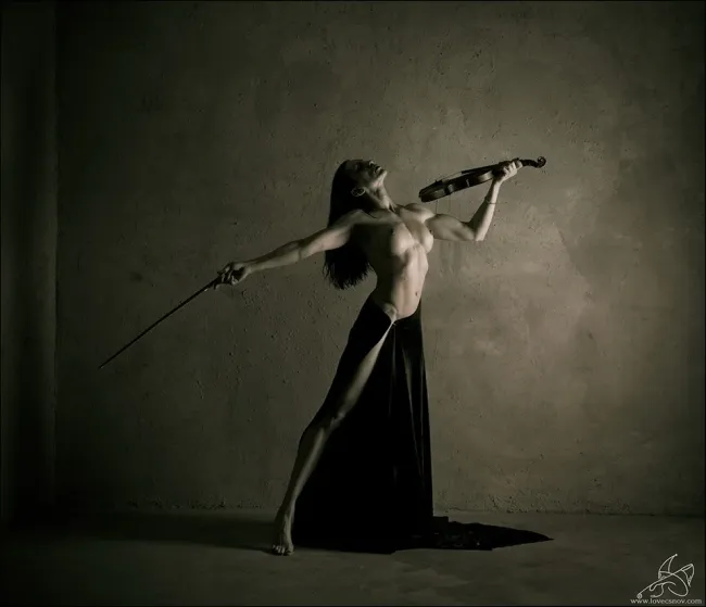 И тихо музыка..., 