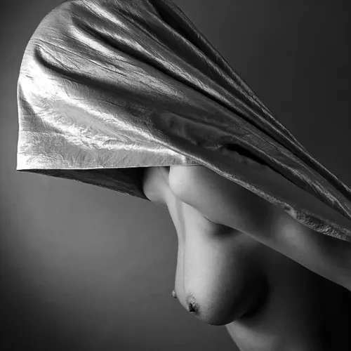 Ню, Черно белое