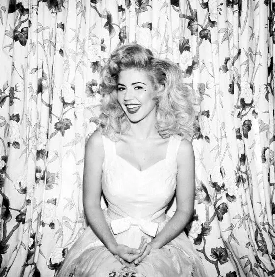 Ню ?, Черно белое