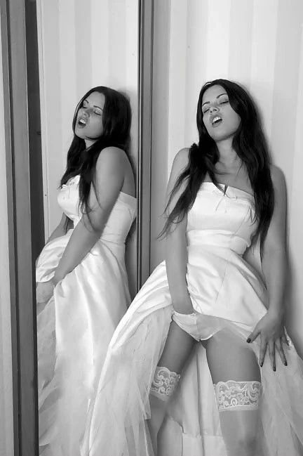 Ню #брюнетки, Брюнетки