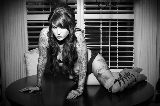 Ню ЧерноБелое, Черно белое