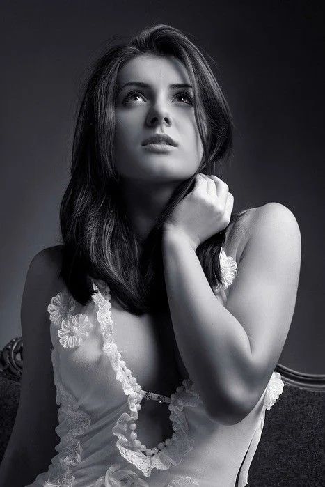 Ню #ЧерноБелое #большиегрудь #яркая#секси #горячее #ложбинка, 