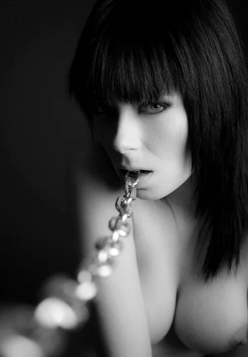 Ню #идеальные #брюнетки #секси #сиськи #ложбинка #ЧерноБелое, Черно белое, сиськи, Брюнетки, цепи