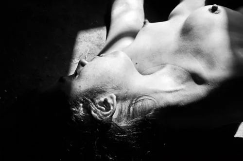 Ню #яркая#маленькиесиськи #соски #ЧерноБелое #горячее, маленькиесиськи, соски