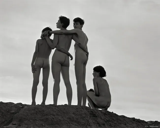 Саша, Ольга, Миша и Костя. Финский залив, 2001 (Ольга и сыновья), 