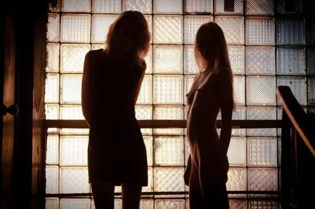 Девушки на лестнице, 