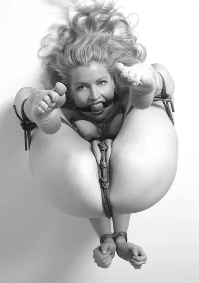 Ню #, Черно белое