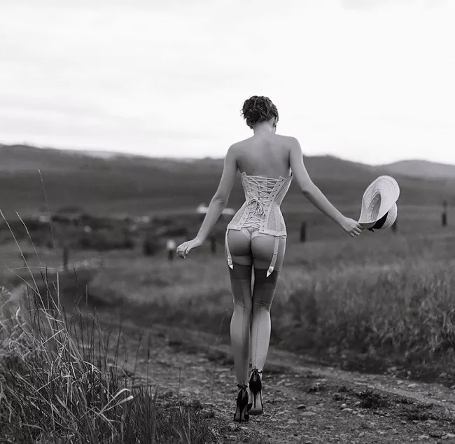 Ню #ЧерноБелое #попы #природа, попы, природа, ЧерноБелое