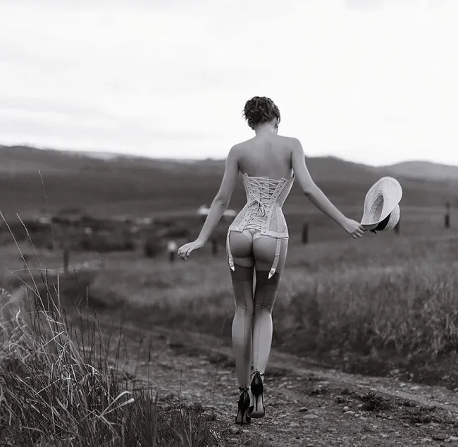 Ню #ЧерноБелое #попы #природа, попы, природа, ЧерноБелое